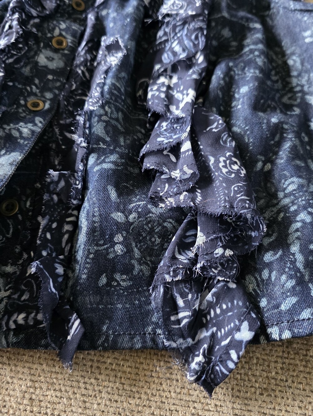 Pilcro Sleeveless Buttondown Blouse Blue Paisley Flowy Country Festival Style - Picture 3 of 6